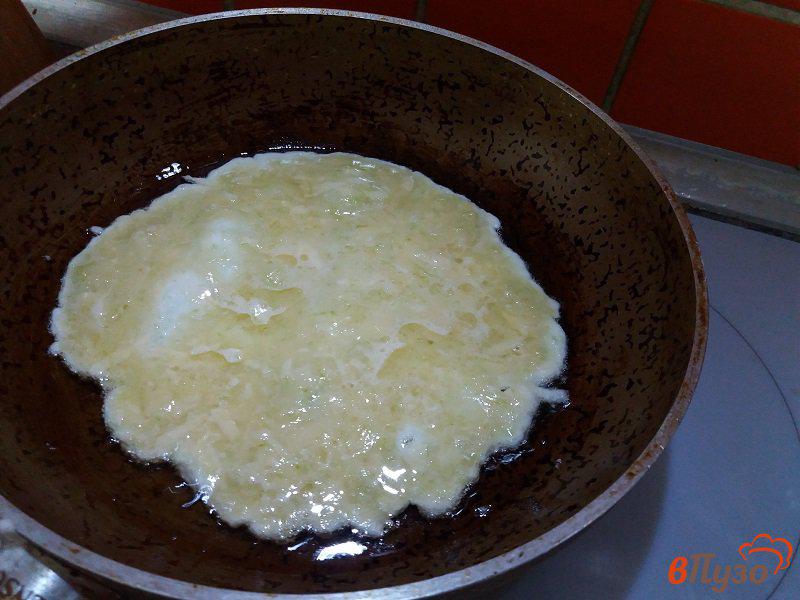 Фото приготовление рецепта: Японский омлет из кабачка шаг №7