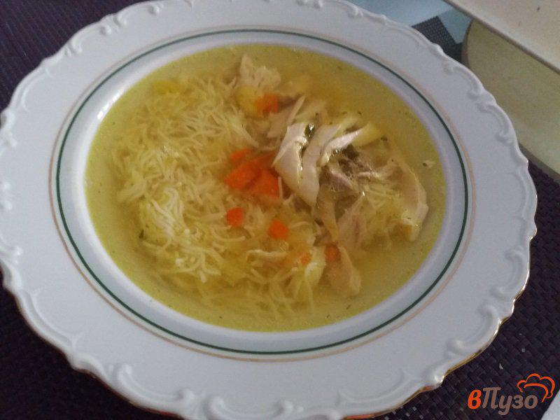Фото приготовление рецепта: Куриный суп с вермишелью шаг №7