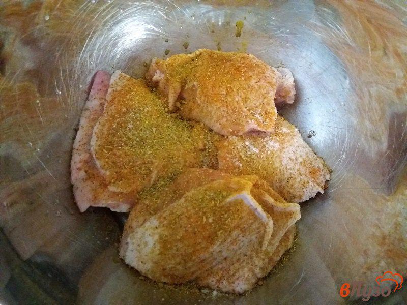 Фото приготовление рецепта: Куриные бедра в чесночном маринаде шаг №3
