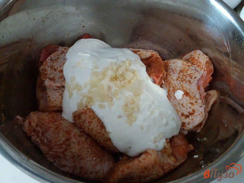 Фото приготовление рецепта: Куриные бедра в чесночном маринаде шаг №4