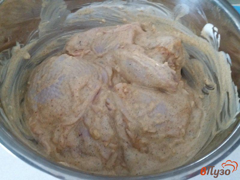 Фото приготовление рецепта: Куриные бедра в чесночном маринаде шаг №5