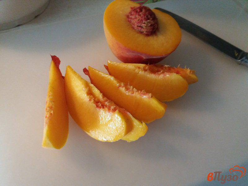 Фото приготовление рецепта: Блинчики фламбе с персиками и мороженым шаг №6