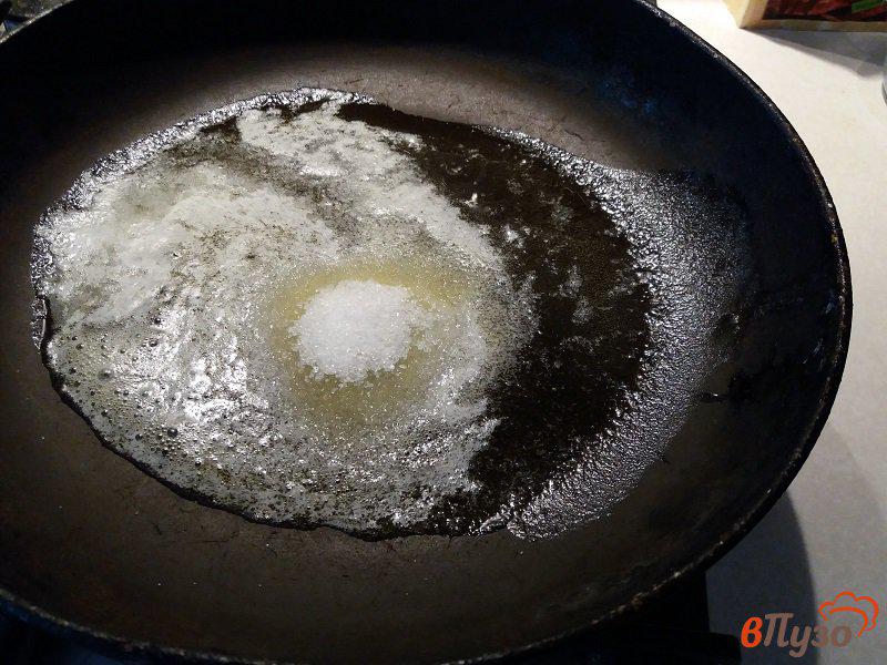 Фото приготовление рецепта: Блинчики фламбе с персиками и мороженым шаг №7