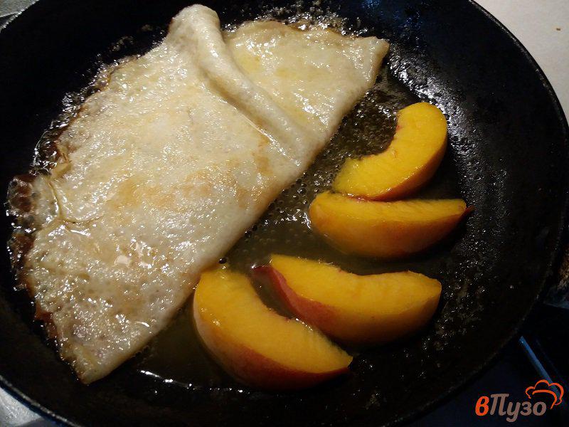 Фото приготовление рецепта: Блинчики фламбе с персиками и мороженым шаг №9