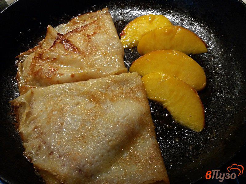 Фото приготовление рецепта: Блинчики фламбе с персиками и мороженым шаг №10