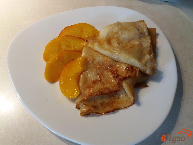 Фото приготовление рецепта: Блинчики фламбе с персиками и мороженым шаг №11