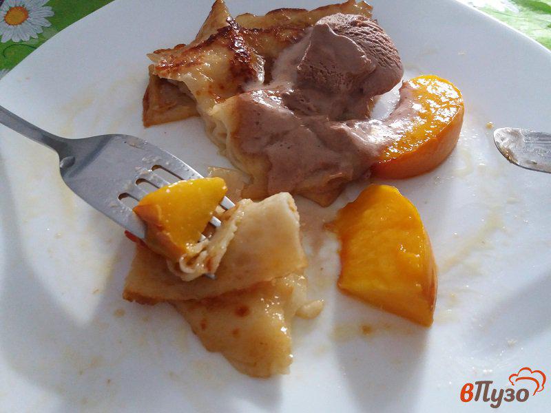 Фото приготовление рецепта: Блинчики фламбе с персиками и мороженым шаг №13