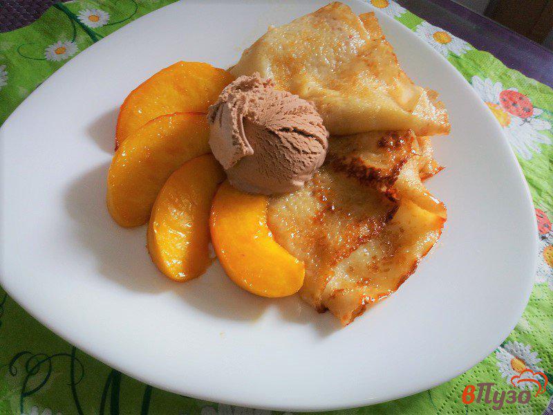 Фото приготовление рецепта: Блинчики фламбе с персиками и мороженым шаг №12