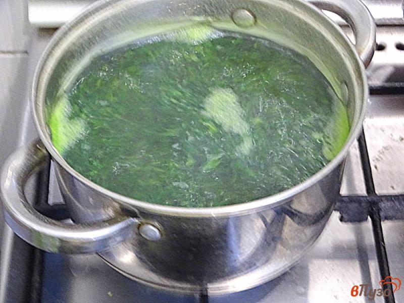 Фото приготовление рецепта: Суп с макаронами шампиньонами и шпинатом шаг №4