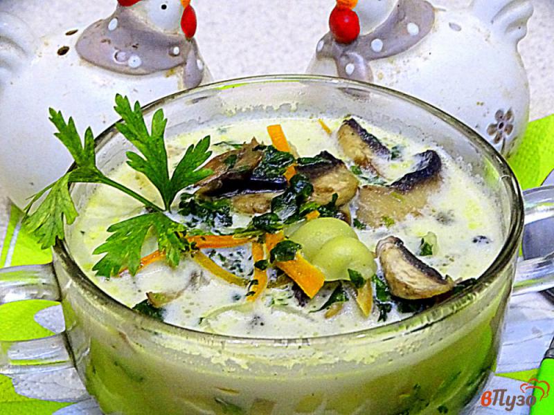 Фото приготовление рецепта: Суп с макаронами шампиньонами и шпинатом шаг №9