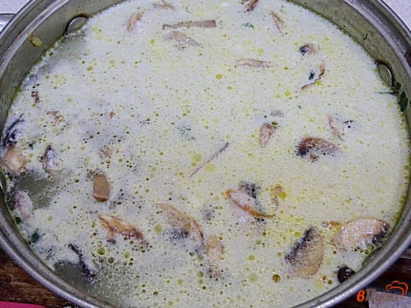 Фото приготовление рецепта: Суп с макаронами шампиньонами и шпинатом шаг №8