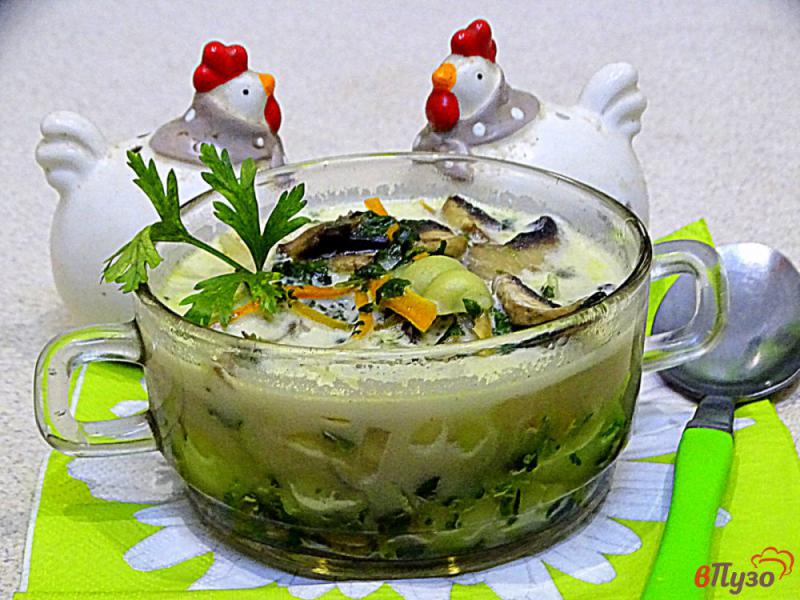 Фото приготовление рецепта: Суп с макаронами шампиньонами и шпинатом шаг №10