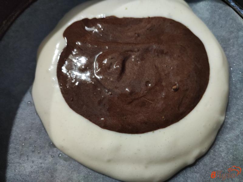 Фото приготовление рецепта: Бисквитный пирог «Зебра» шаг №4