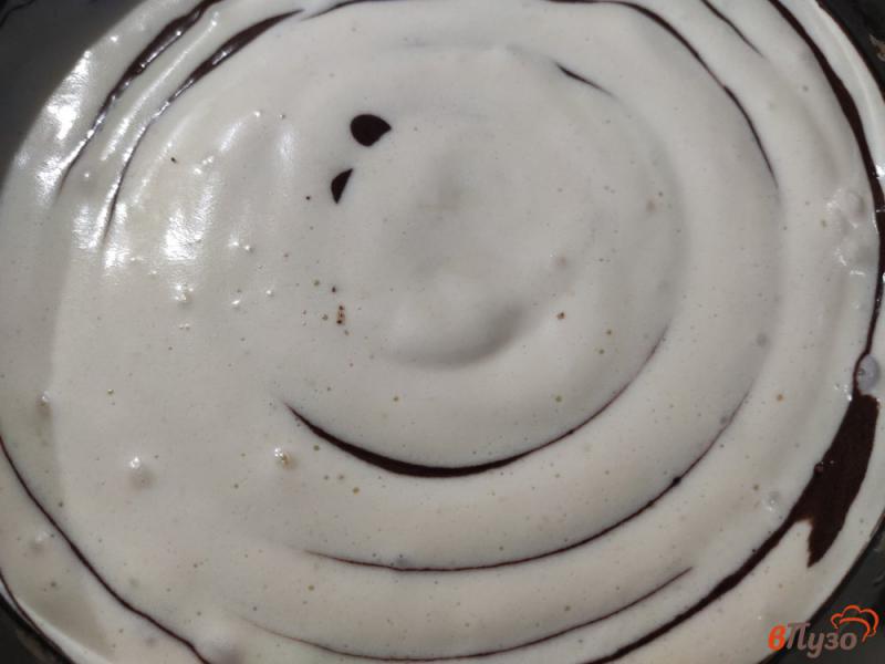 Фото приготовление рецепта: Бисквитный пирог «Зебра» шаг №5