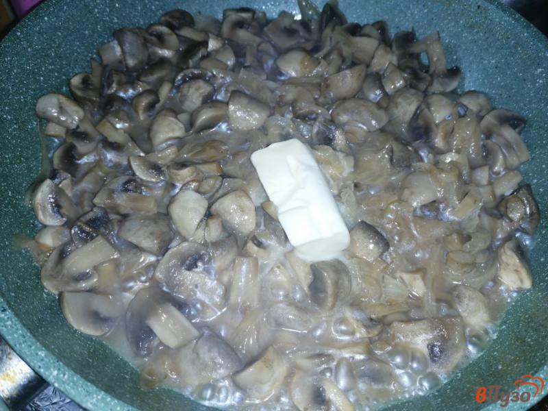 Фото приготовление рецепта: Шампиньоны в сырно-сметанном соусе шаг №8