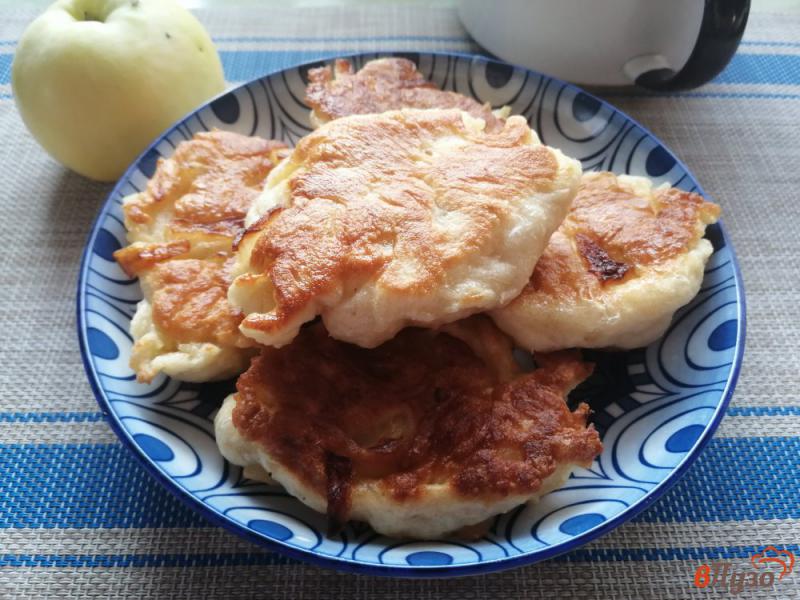 Фото приготовление рецепта: Оладьи-пирожки с яблоками шаг №7