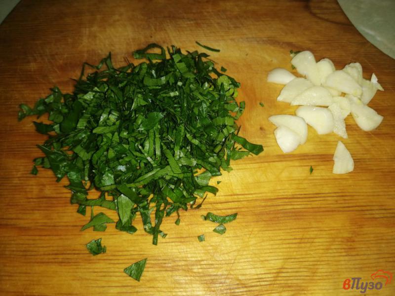 Фото приготовление рецепта: Овощной салат с сыром и чесноком шаг №3