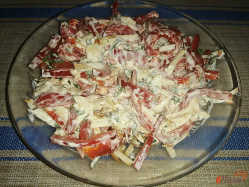 Фото приготовление рецепта: Овощной салат с сыром и чесноком шаг №7