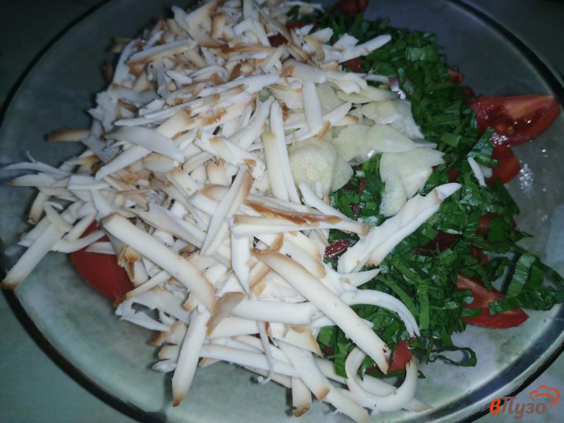 Фото приготовление рецепта: Овощной салат с сыром и чесноком шаг №5