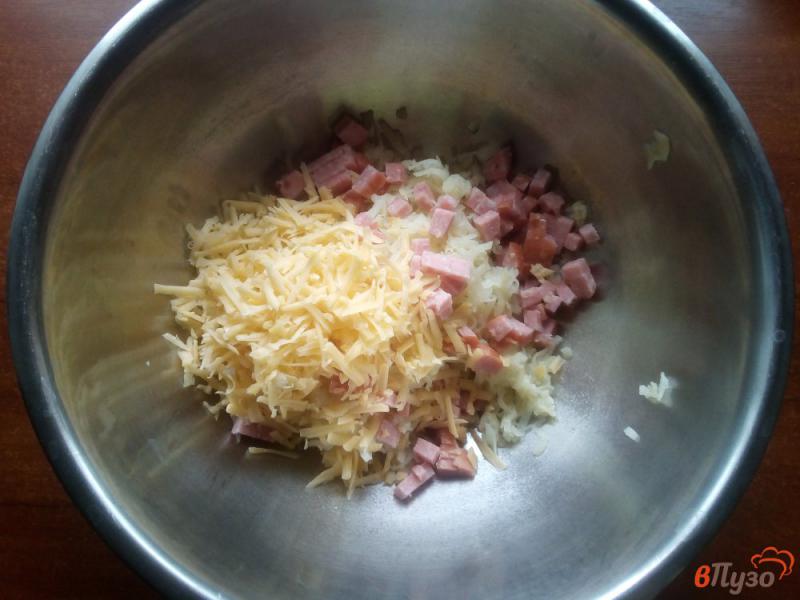 Фото приготовление рецепта: Котлеты из картофеля с колбасой и сыром шаг №2