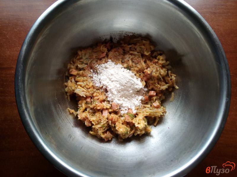 Фото приготовление рецепта: Котлеты из картофеля с колбасой и сыром шаг №4