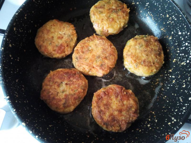 Фото приготовление рецепта: Котлеты из картофеля с колбасой и сыром шаг №6