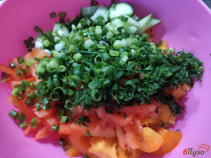 Фото приготовление рецепта: Овощной салат с зеленью шаг №4