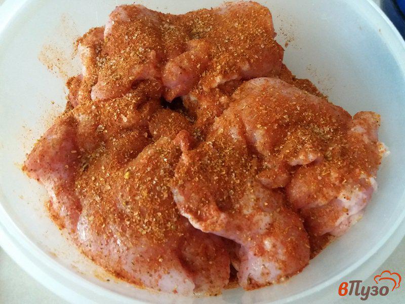 Фото приготовление рецепта: Куриная мякоть бедра в панировке из овсяных хлопьев шаг №3