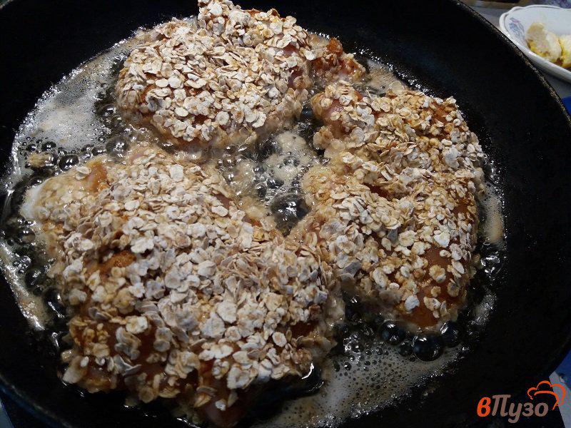 Фото приготовление рецепта: Куриная мякоть бедра в панировке из овсяных хлопьев шаг №6