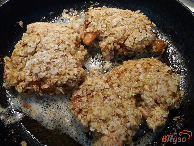 Фото приготовление рецепта: Куриная мякоть бедра в панировке из овсяных хлопьев шаг №7