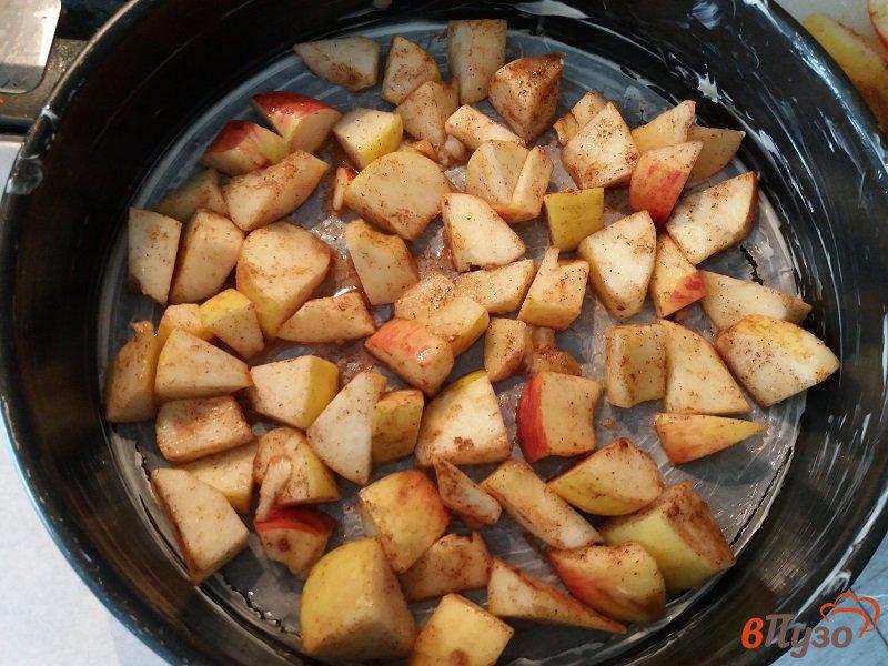 Фото приготовление рецепта: Шарлотка с яблоками шаг №7