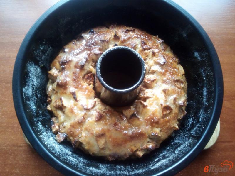Фото приготовление рецепта: Пирог с яблоками и лимонной глазурью шаг №8