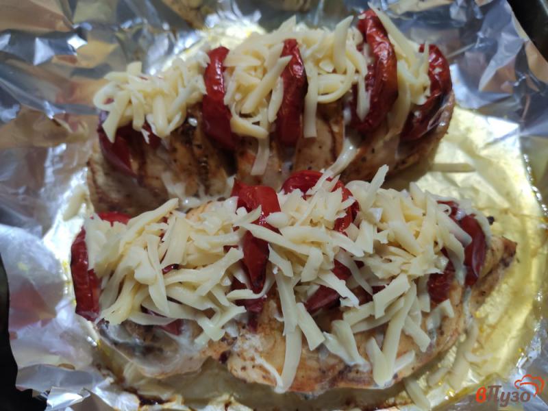 Фото приготовление рецепта: Куриное филе с помидорами и сыром шаг №6