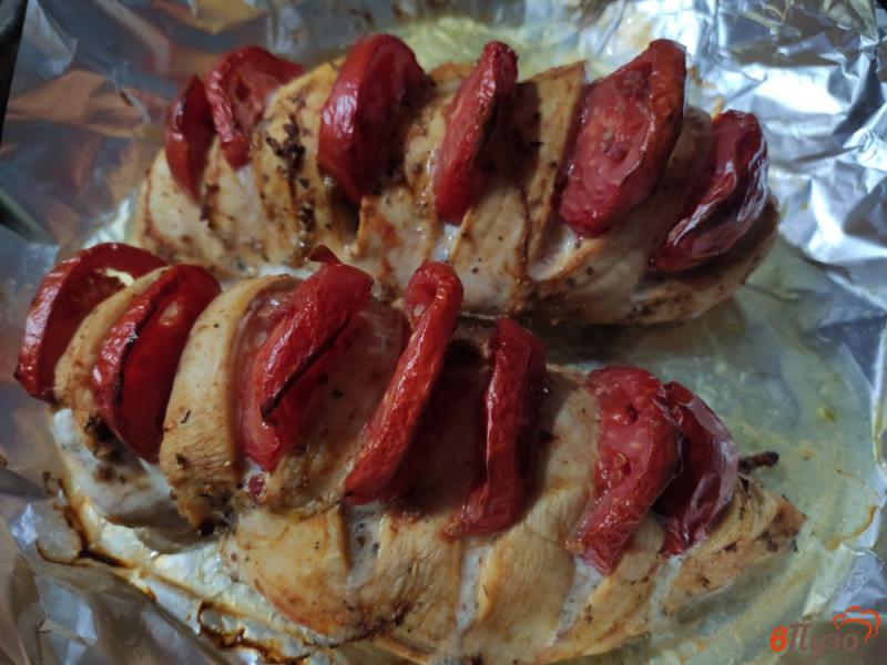 Фото приготовление рецепта: Куриное филе с помидорами и сыром шаг №5