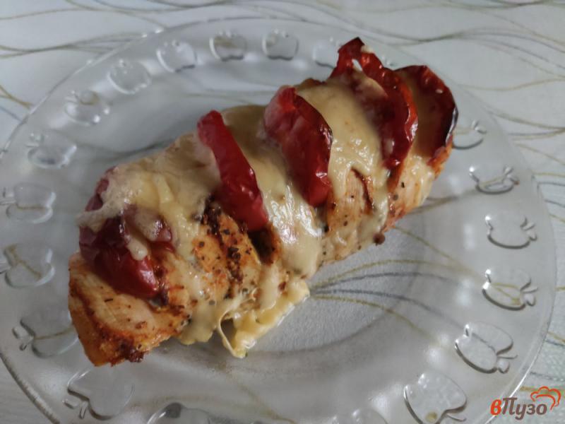 Фото приготовление рецепта: Куриное филе с помидорами и сыром шаг №8
