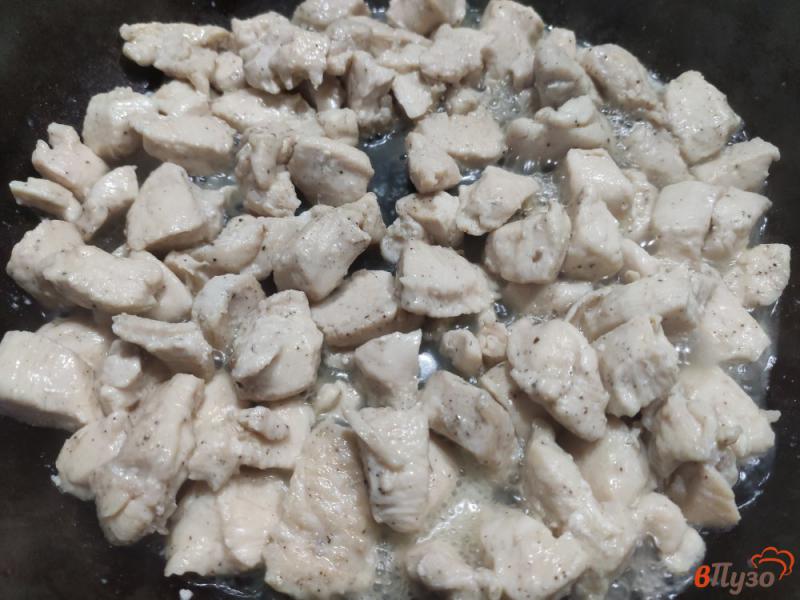 Фото приготовление рецепта: Куриное филе с грибами в сливках шаг №2