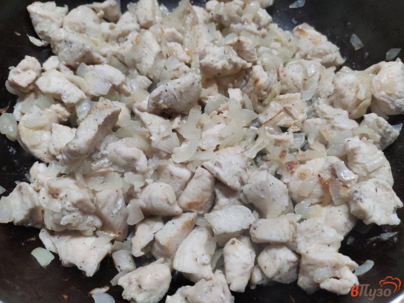 Фото приготовление рецепта: Куриное филе с грибами в сливках шаг №3
