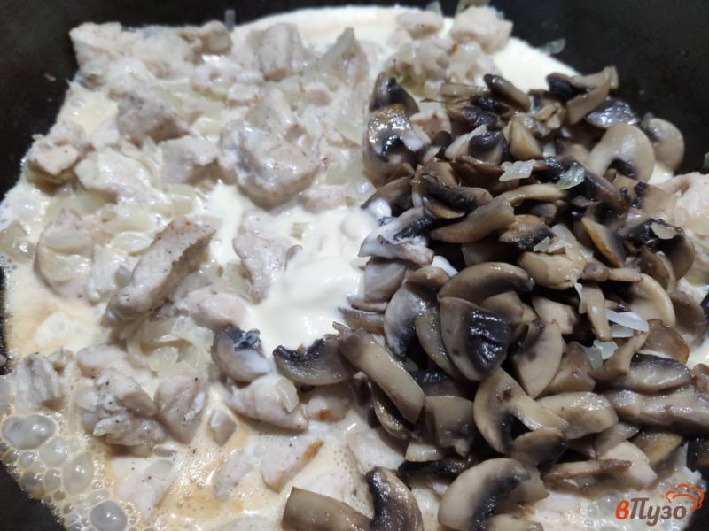 Фото приготовление рецепта: Куриное филе с грибами в сливках шаг №4