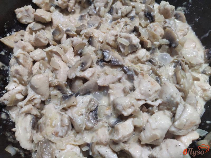 Фото приготовление рецепта: Куриное филе с грибами в сливках шаг №5