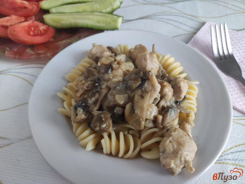 Фото приготовление рецепта: Куриное филе с грибами в сливках шаг №6