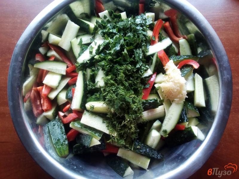 Фото приготовление рецепта: Салат из огурцов на зиму шаг №3