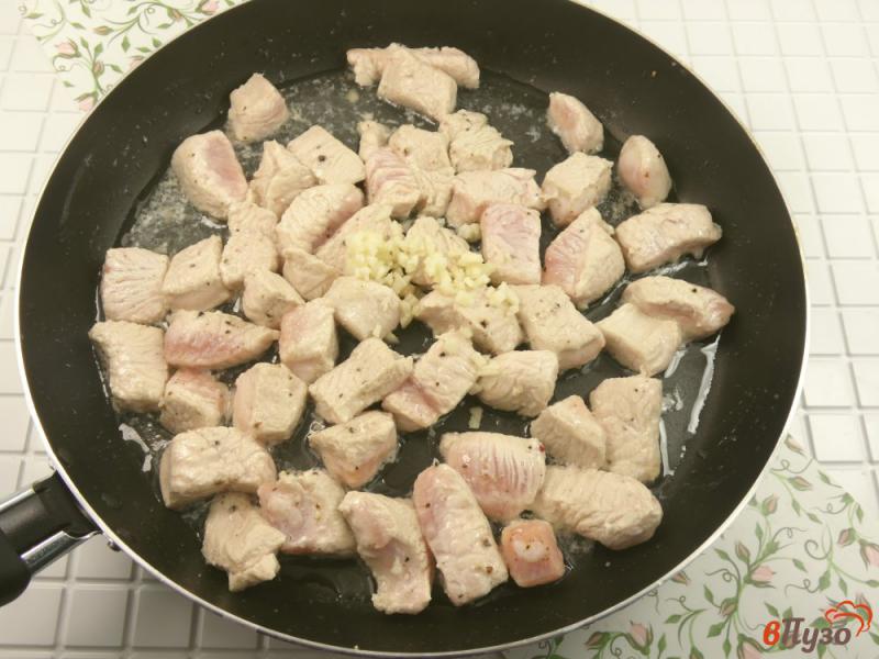 Фото приготовление рецепта: Индейка с овощами и нутом в сливочном соусе шаг №2
