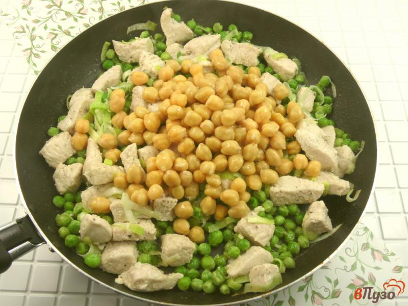 Фото приготовление рецепта: Индейка с овощами и нутом в сливочном соусе шаг №4