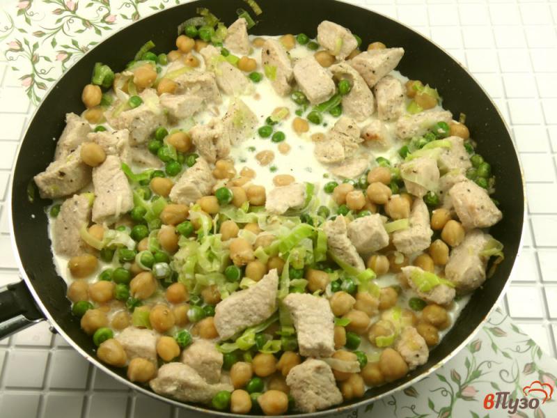 Фото приготовление рецепта: Индейка с овощами и нутом в сливочном соусе шаг №5