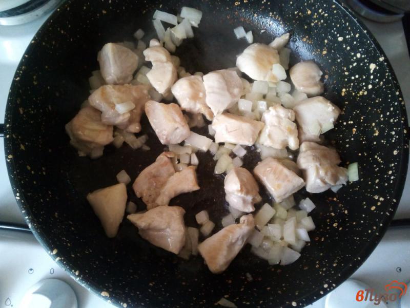 Фото приготовление рецепта: Филе куриное с цветной капустой в сметанном соусе шаг №2