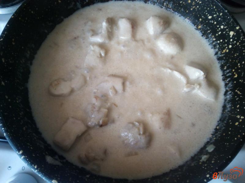 Фото приготовление рецепта: Филе куриное с цветной капустой в сметанном соусе шаг №5