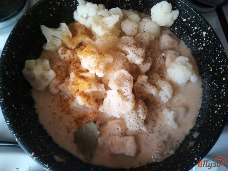 Фото приготовление рецепта: Филе куриное с цветной капустой в сметанном соусе шаг №8