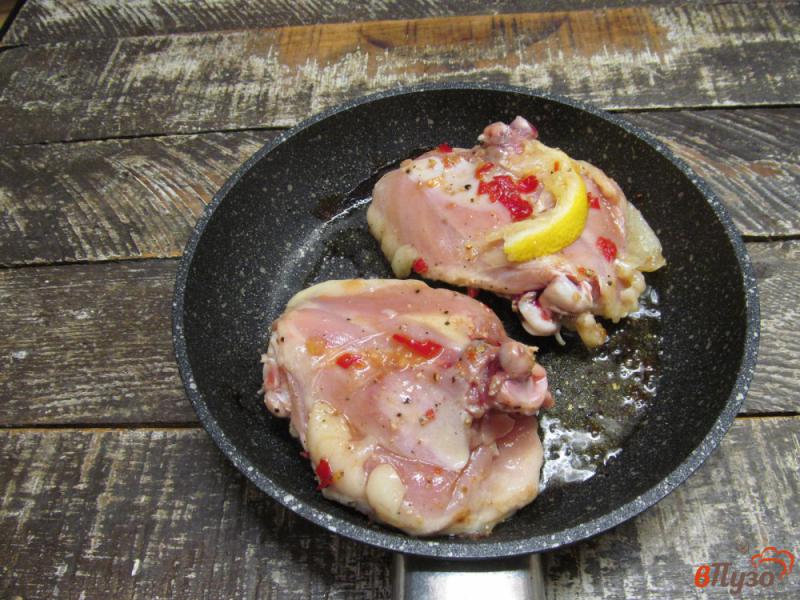 Фото приготовление рецепта: Куриные бедра с кус-кусом и тыквой шаг №3