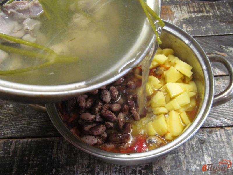 Фото приготовление рецепта: Суп с куриными желудочками фасолью и вермишелью шаг №7