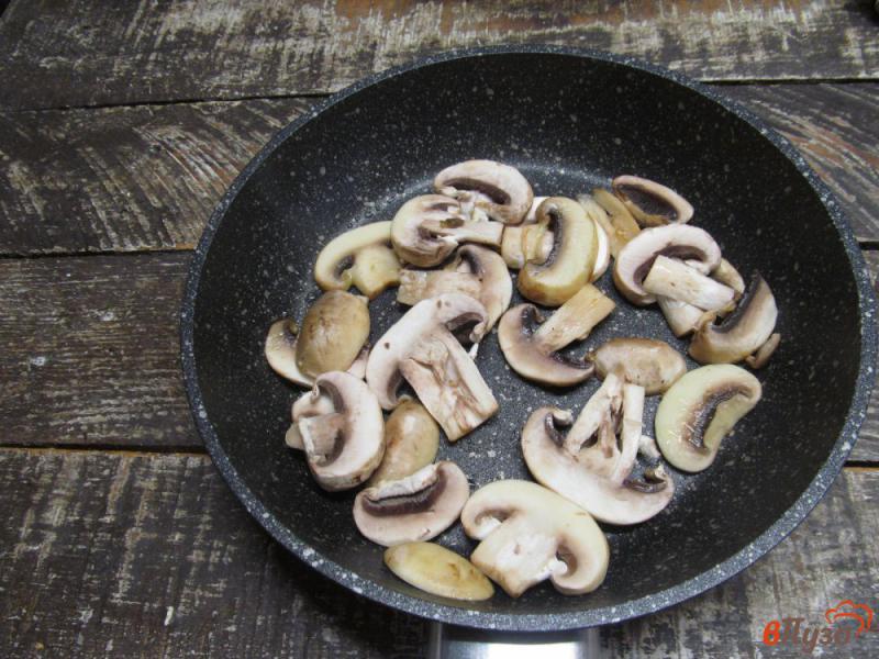 Фото приготовление рецепта: Гречневая каша с яйцом и грибами шаг №4